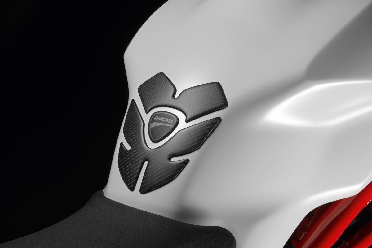 Aufklebbarer Tankschutz aus Kohlefaser