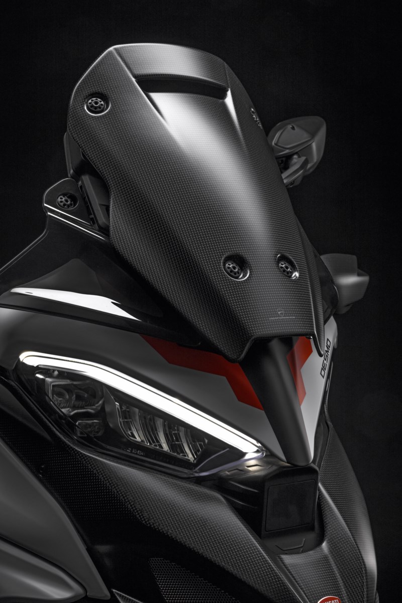 Cockpitverkleidung aus Kohlefaser