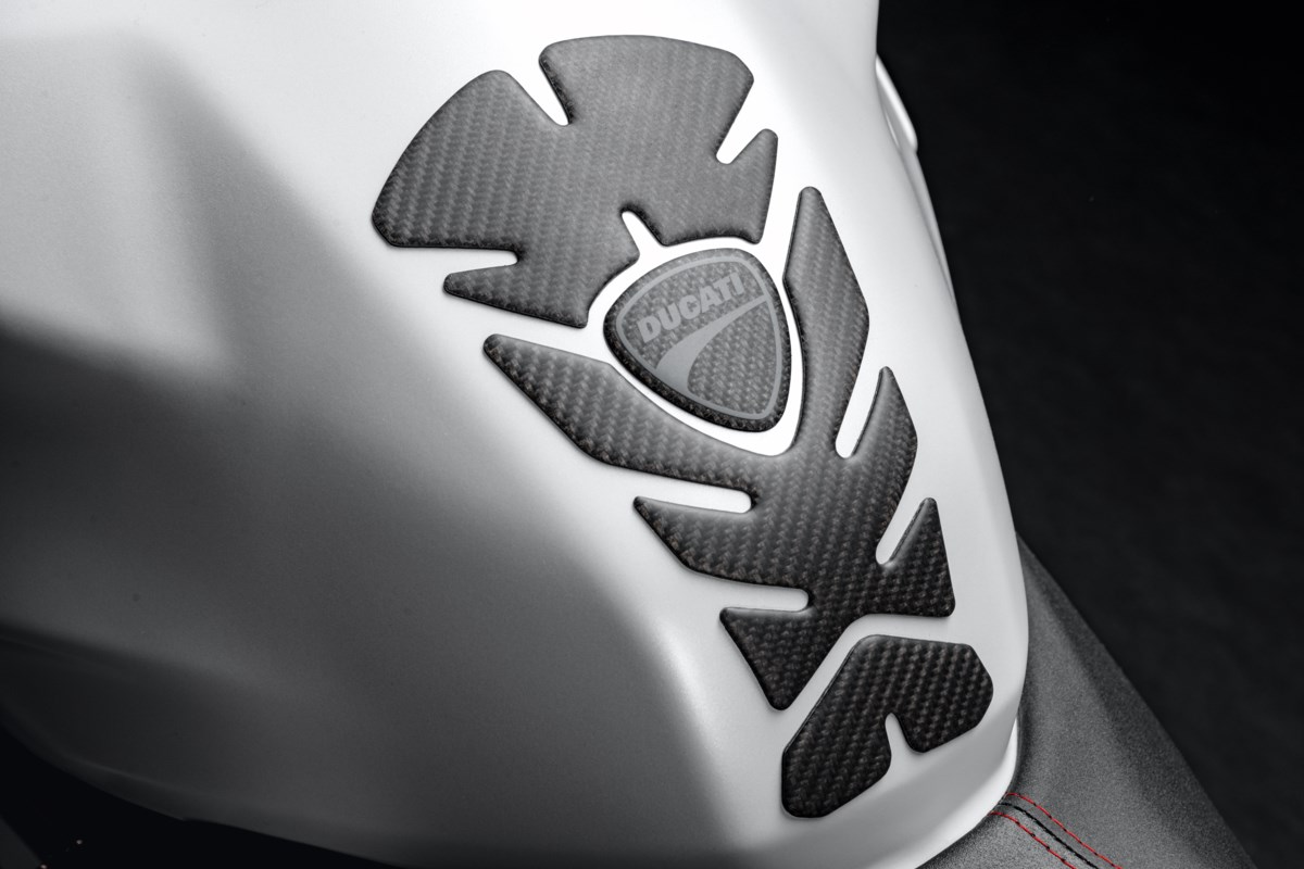 Aufklebbarer Tankschutz aus Kohlefaser